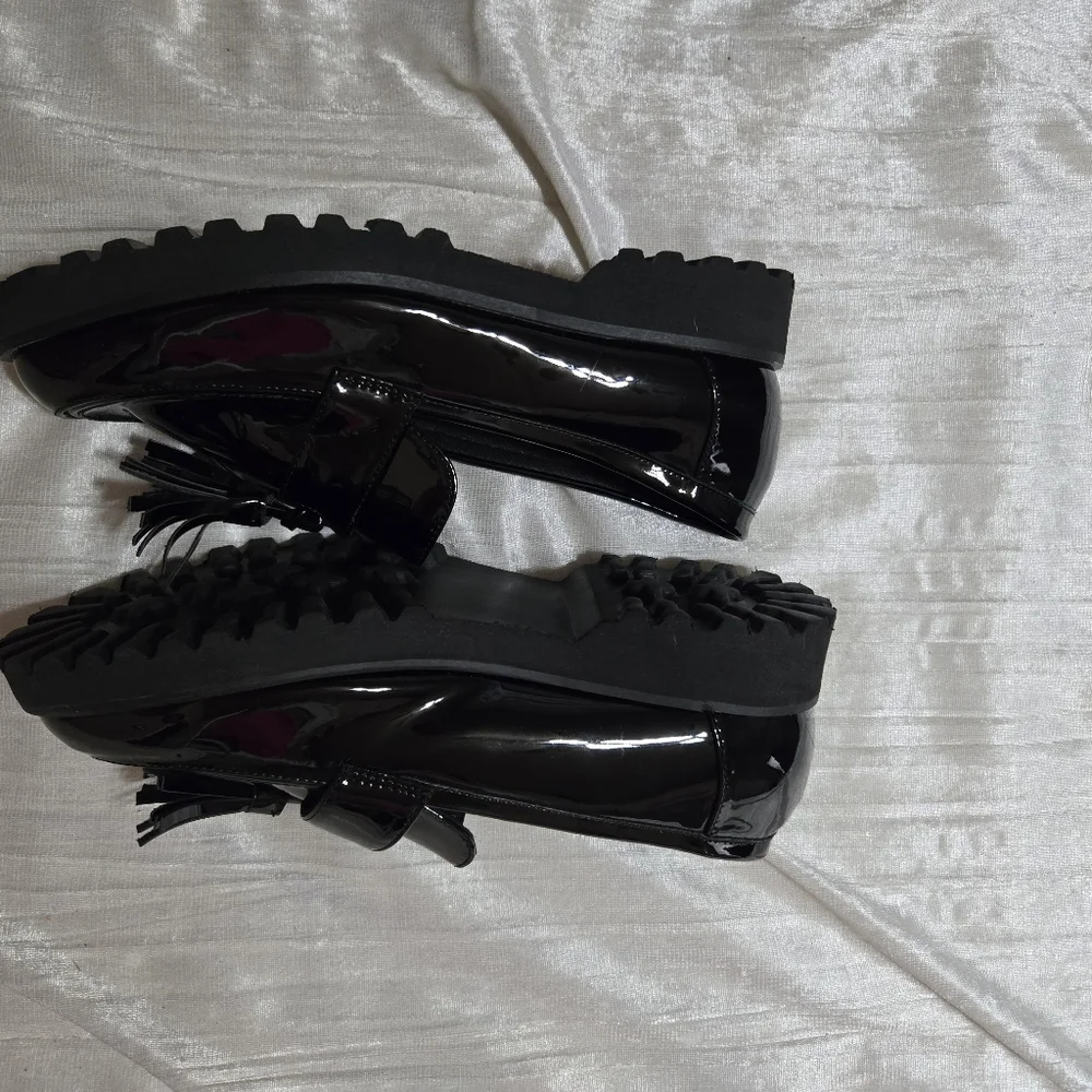 Jones New York Black Patent Tassel Lug Loafers Size 8 NWOB.